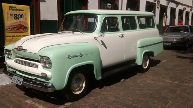 Robson dos Santos Elias (CAAC) levou para a exposição a recém restaurada Chevrolet Amazonas, pintura saia-e-blusa nas cores branca e verde, ano 1963