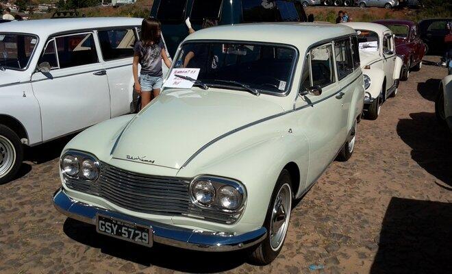 Conheça a história do mineiro que mora dentro de um fusca - Gerais - Estado  de Minas