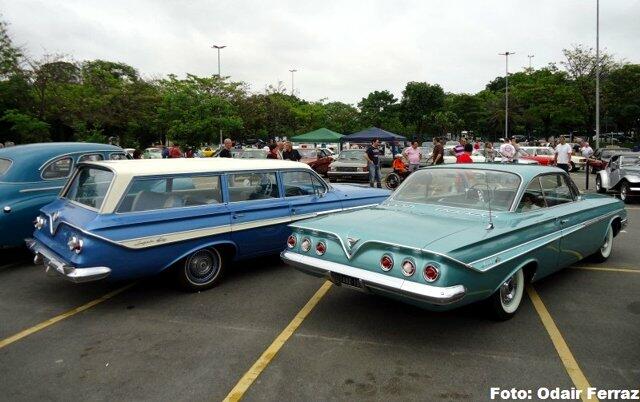 Nomad (e) e Impala, ambos fabricados em 1961: destaques da Linha Chevrolet