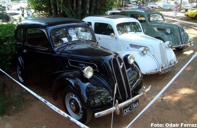 Simpáticos Ford Anglia, do final dos anos 1940. Muito raro vermos três juntos