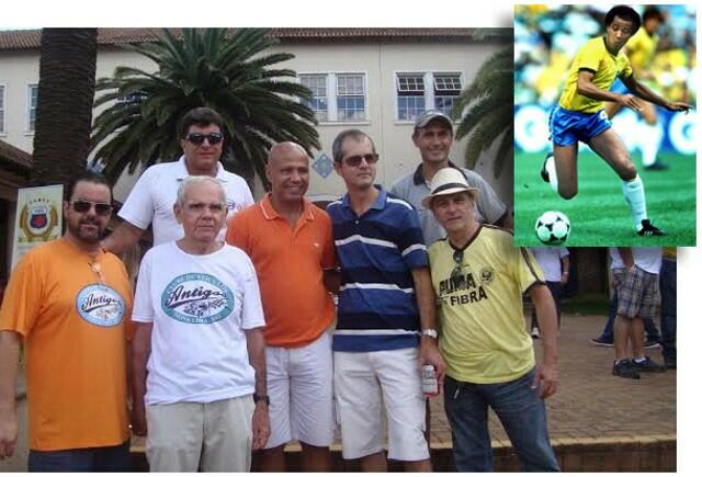 Acima, antigomobilistas tiram fotos com o craque Luizinho (ao centro de camisa laranja e no detalhe, nos tempos da Seleção Brasileira). Abaixo, Stefania XXX e Boris Feldmann fazendo uma 'selfie'