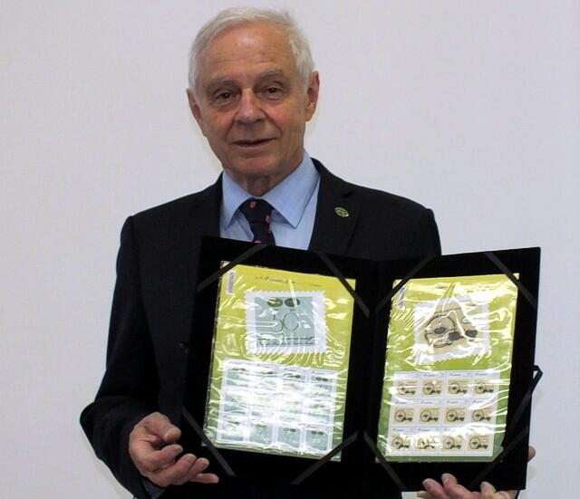 O Presidente da FIVA apresenta os selos comemorativos dos Correios brasileiros