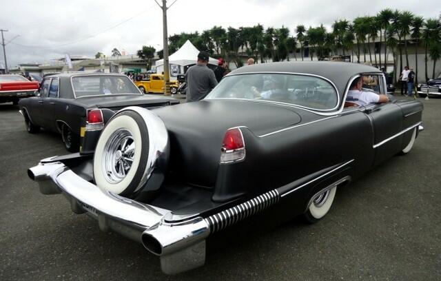 O Cadillac 1956 ficou ainda maior com exagerado Kit Continental
