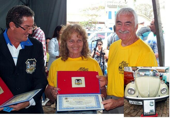 Ao lado de Robison Elias, Gilda e XXX se emocionaram ao serem homenageados pelo CAAC. No detalhe, o Fusca 1981