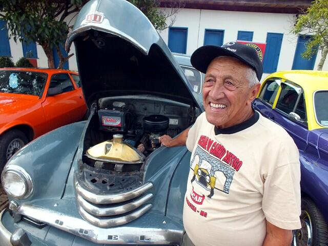 Ramos mostra com orgulho o motor de seu Opel Kapitan, com o qual divide as estradas há 47 anos