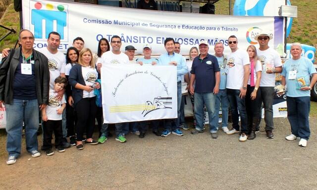 O presidente da AVA-PS, Daniel Netto (e) e Roberto Suga, presidente da FBVA, seguram a faixa da entidade. 