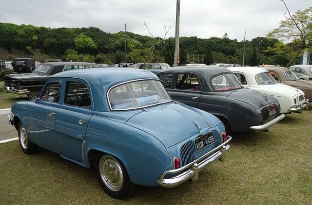 Na sequência três Willys/Renault: Dauphine, Teimoso e Gordini