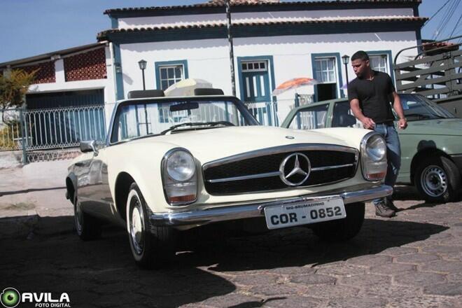 Mercedes Benz esteve representada com o modelo 250sl conversível 1968.