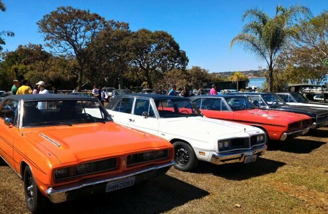 A linha Dodge com o belo Dodge Charger R/T 1977