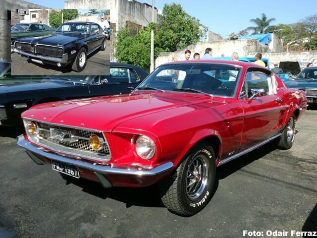 Mustang Fastback 1967. No detalhe, o 'primo' Cougar