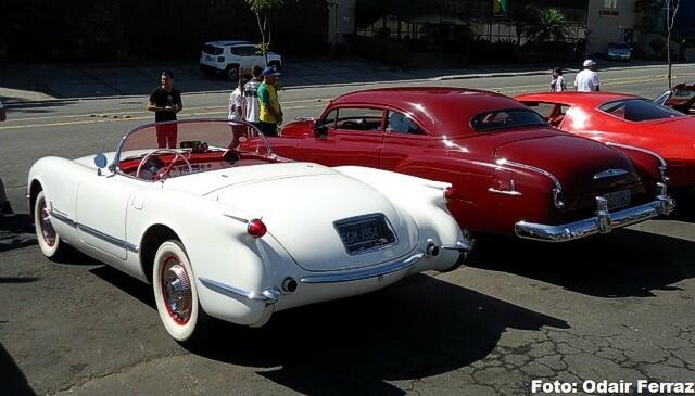 Incomparável Corvette da primeira geração e o estiloso Styleline 1951 street