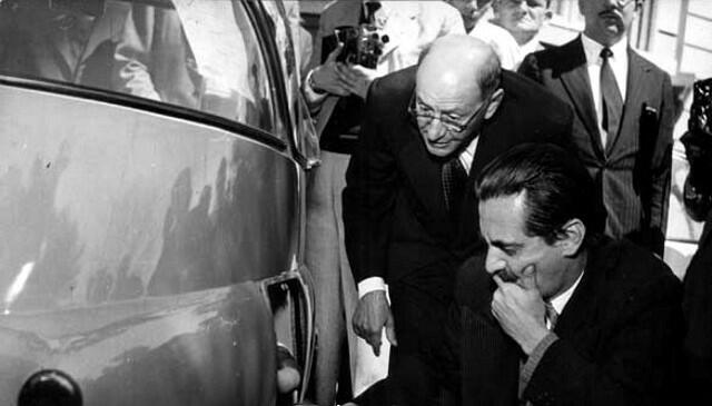 Américo Emílio Romi mostra o carro ao então Governador Jânio Quadros (Foto: Fundação Romi)