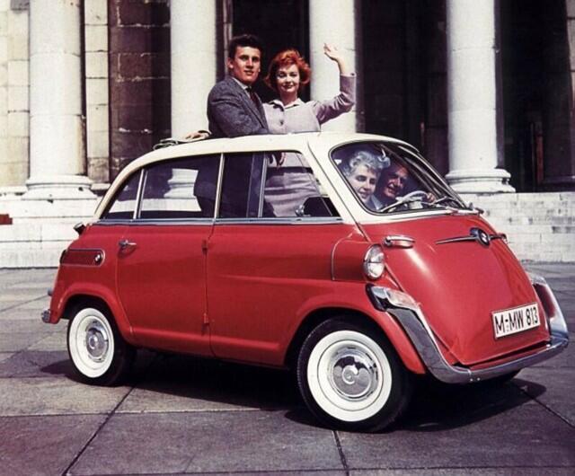 O Isetta 600 comportava 4 passageiros e era fabricado na Alemanha pela BMW