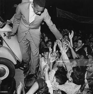 Pelé e o Romi-Isetta. (Foto: Getty Images)