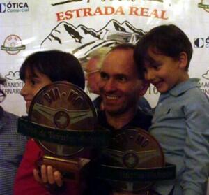 Com o filhos durante a premiação do Rally da Estrada Real