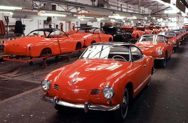 Linha de montagem do Karmann Ghia em 1955. Repare nas diferenças da dianteira e traseira em relação ao fabricado no Brasil