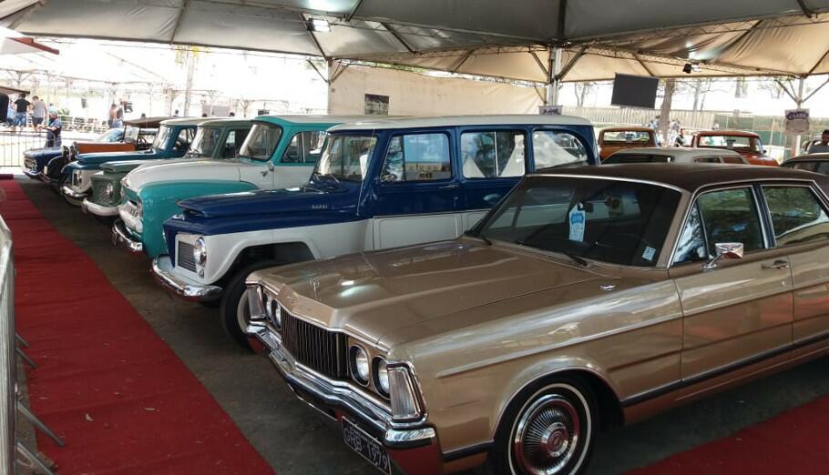 Exposição de Carros Antigos na Festa Nacional do Cavalo Campolina