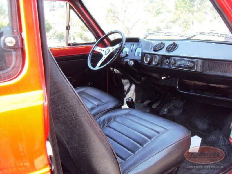 O rádio e alto falante no painel do 
 Fiat 147 Rallye
