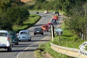 Passeio de Veículos Antigos da Família Vintage Club