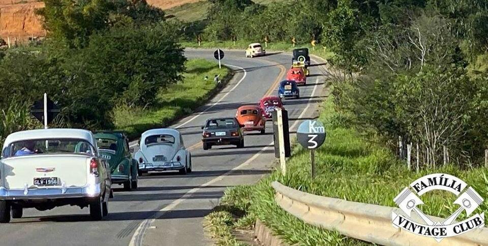 Passeio de Veículos Antigos da Família Vintage Club