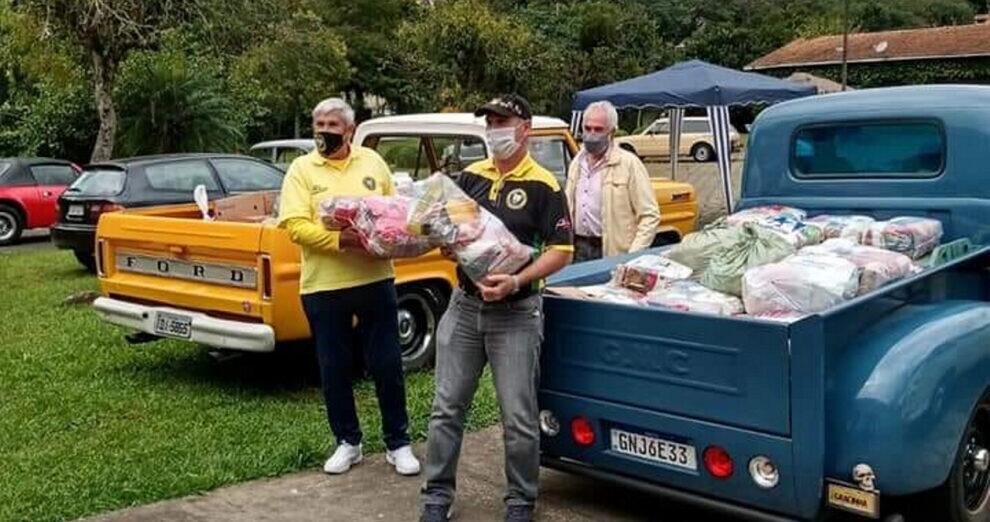 Drive Thru Solidário recebeu doações no Museu do Automóvel