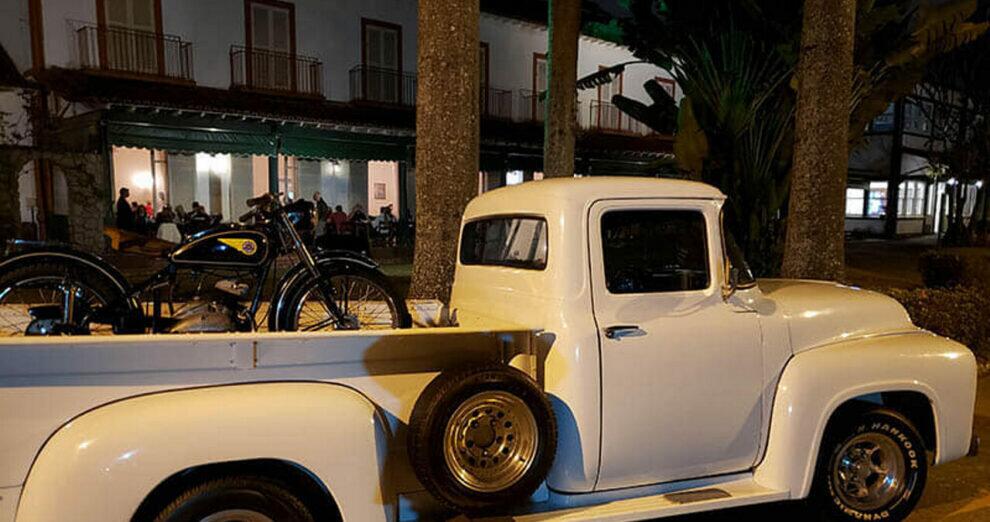 Encontro Mensal Noturno do Clube de Antiguidades Automotivas de Volta Redonda