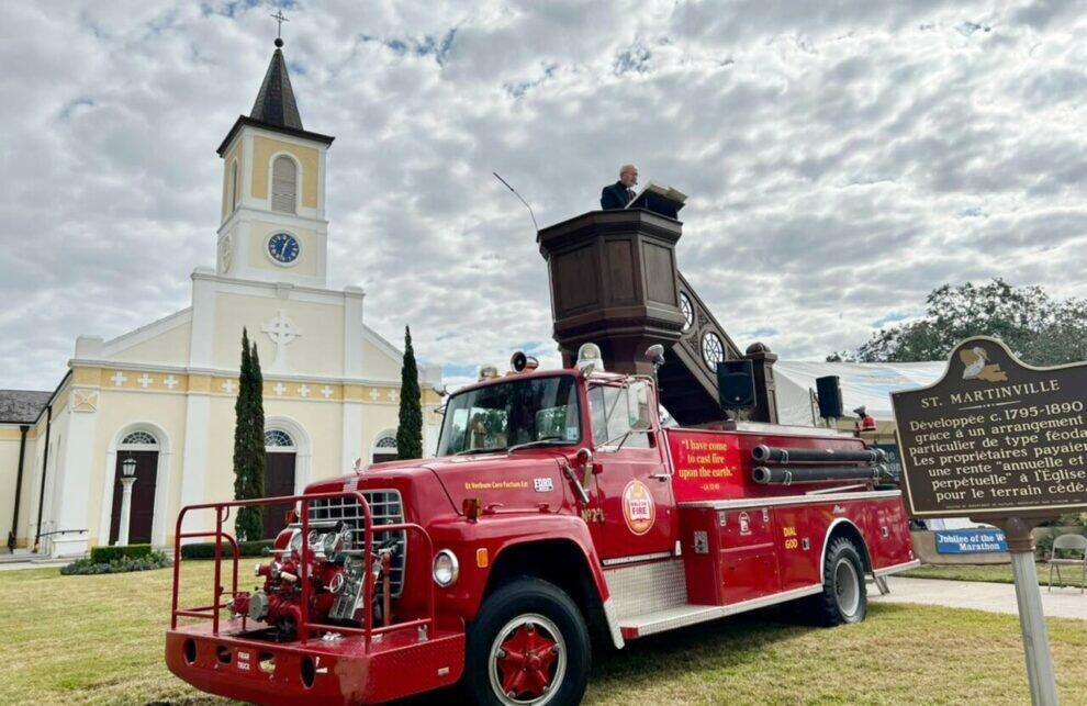 Caminhão bombeiros igreja ar livre