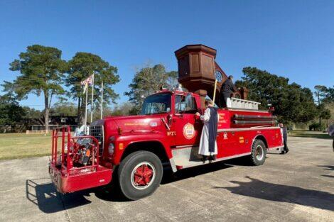 Caminhão bombeiros igreja ar livre