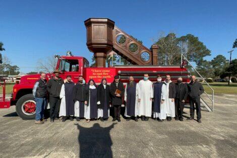 Caminhão bombeiros igreja ar livre