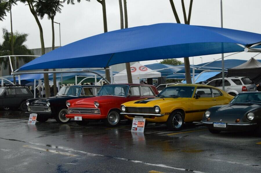 Exposição de carros antigos movimenta estacionamento da Ponte Estaiada -  OitoMeia