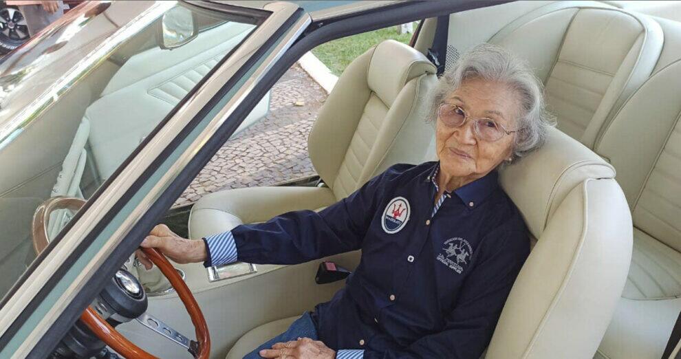 Flashes de Lindóia... D. Edith Suga recebe prêmio destaque no 7º Encontro Brasileiro de Autos Antigos