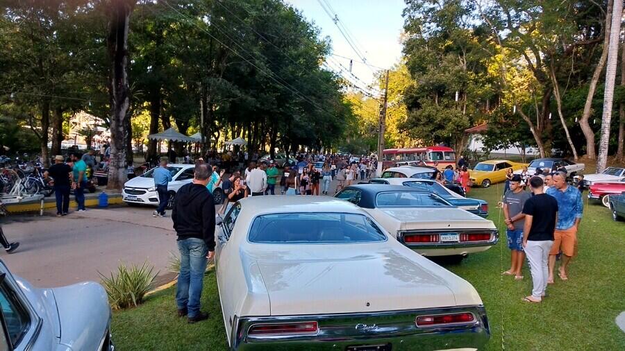 Passeio de Veículos Antigos em Raposo