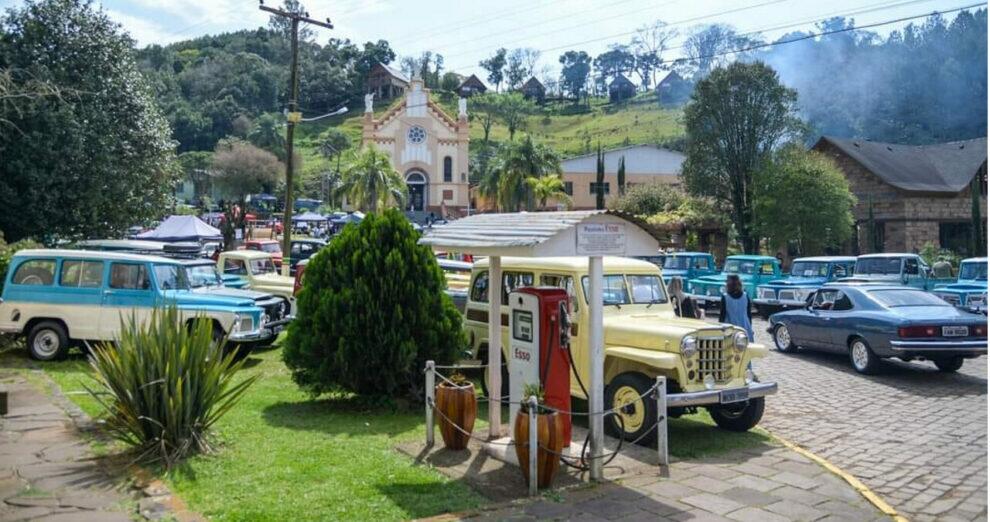 Encontro de Carros Antigos em Vila Evangelista