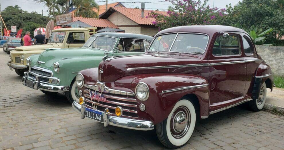 GALERIA: Clube do carro Antigo de Viamão presente na 11° festa do peixe em Itapuã