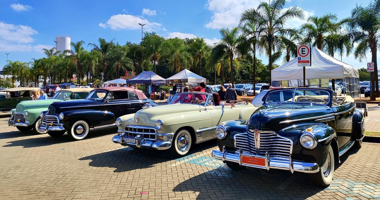 Exposição de carros antigos movimenta estacionamento da Ponte Estaiada -  OitoMeia