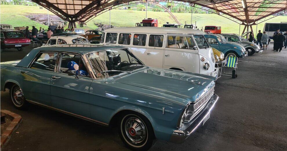 Encontro de Carros Antigos na mostra Mãos da Terra em Caxias do Sul