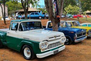 Encontro de Carros Antigos na Festa de Sant’Ana em Vinhedo