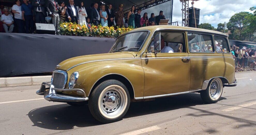 9° Desfile Cívico e Encontro de Carros Antigos em Itabirito