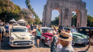Desfile de carros antigos fez parte das comemorações de aniversário do Brique e de Porto Alegre
