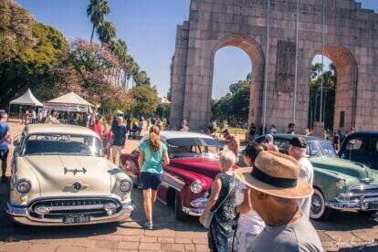 Desfile de carros antigos fez parte das comemorações de aniversário do Brique e de Porto Alegre