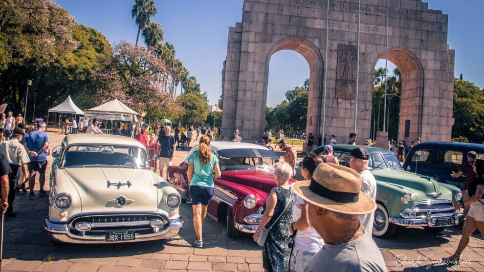 Desfile de carros antigos fez parte das comemorações de aniversário do Brique e de Porto Alegre