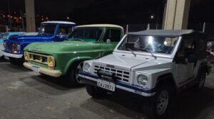 Feira noturna de Braz Cubas sedia encontro de carros antigos toda última quinta do mês