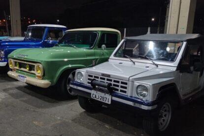 Feira noturna de Braz Cubas sedia encontro de carros antigos toda última quinta do mês