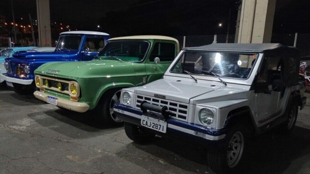Feira noturna de Braz Cubas sedia encontro de carros antigos toda última quinta do mês